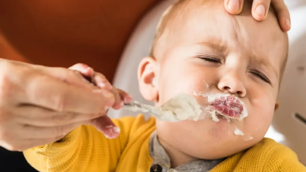 primeira alimentação do bebê, bebê sendo forçado a comer
